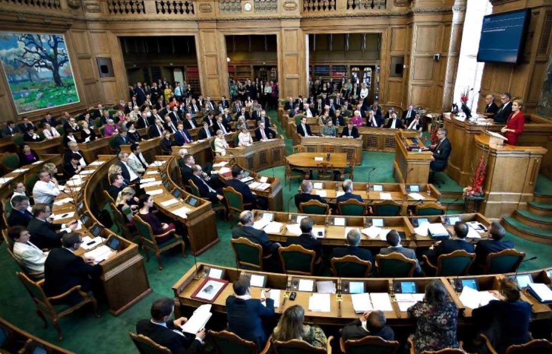 Το κοινοβούλιο της Δανίας καταδικάζει τις τουρκικές επιθέσεις εναντίον της Ροζάβα