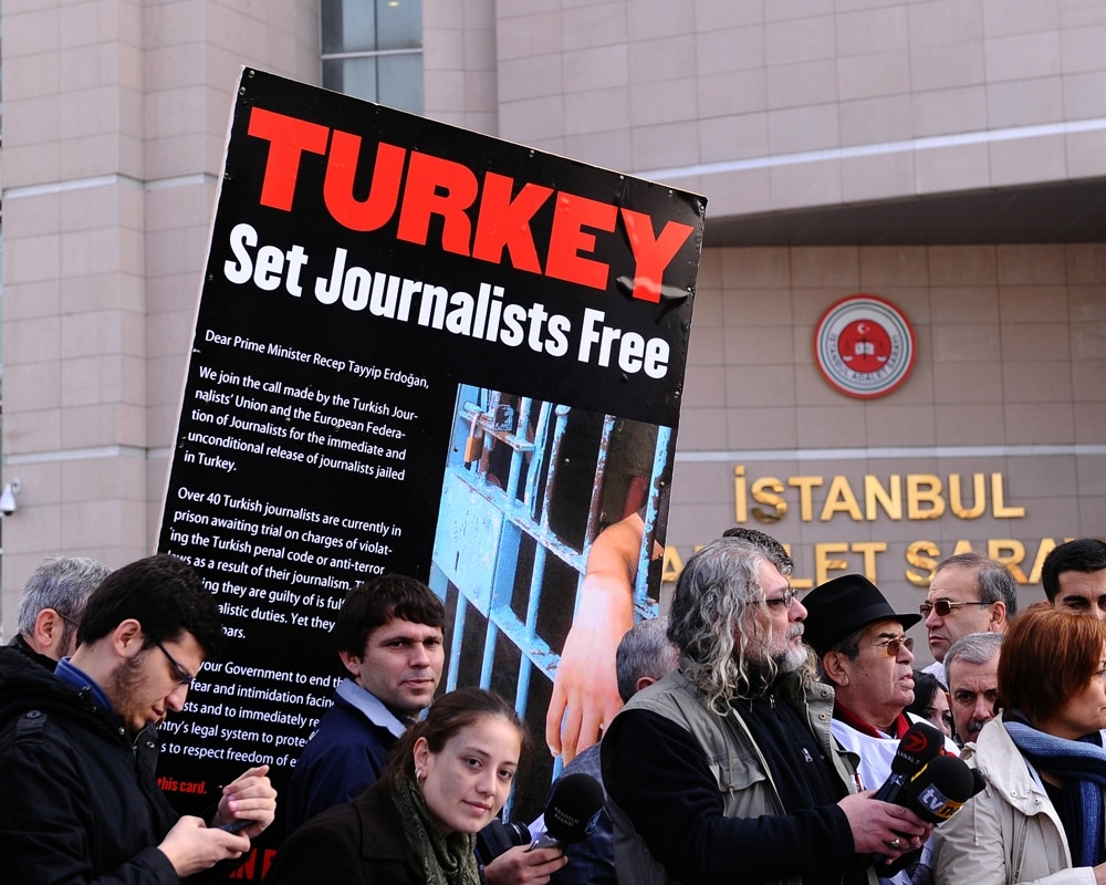 «Είμαστε οι λιγοστοί δημοσιογράφοι που αντιστεκόμαστε γράφοντας στα Κουρδικά»