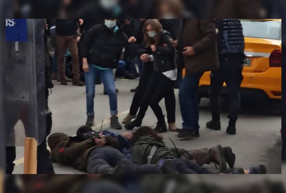 Η αστυνομία επιτέθηκε και συνέλαβε 60 μαθητές σε διαμαρτυρία αλληλεγγύης για το πανεπιστήμιο Boğaziçi