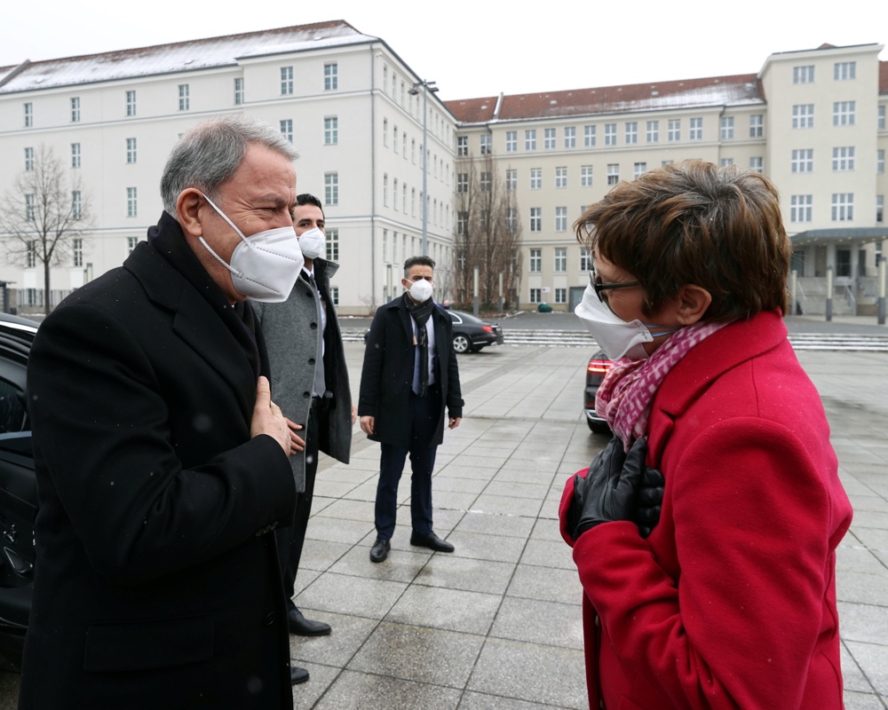 Οι δημοκρατικές δυνάμεις στη Γερμανία αντιδρούν στην επίσκεψη του τούρκου υπουργού Άμυνας στο Βερολίνο