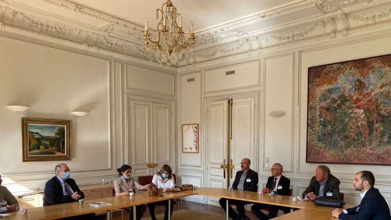 Αντιπροσωπεία της αυτόνομης διοίκησης της ΒΑ Συρίας επισκέπτεται τη Γαλλία