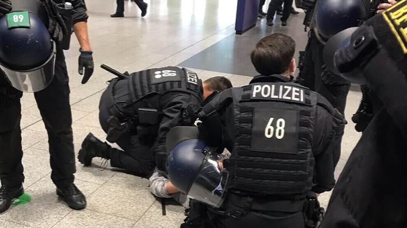 Η γερμανική αστυνομία προέβη σε βιαιότητες εναντίον της αντιπροσωπείας Defend Kurdistan στο αεροδρόμιο της Φρανκφούρτης