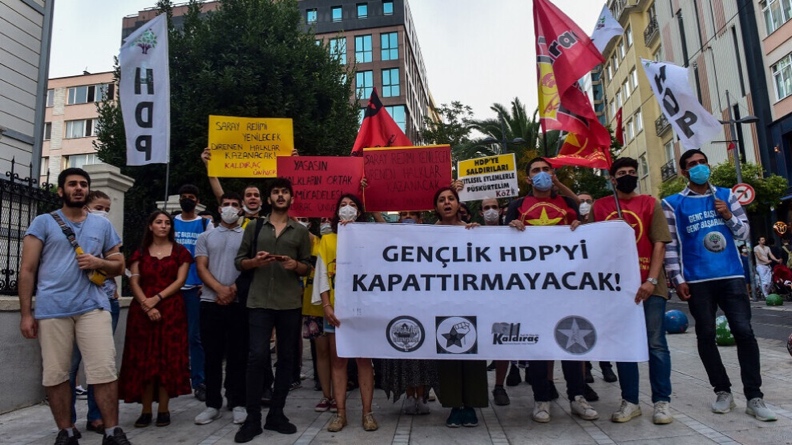 Νέοι διαμαρτύρονται για την δικαστική υπόθεση κλεισίματος του φιλοκουρδικού κόμματος HDP στην Τουρκία