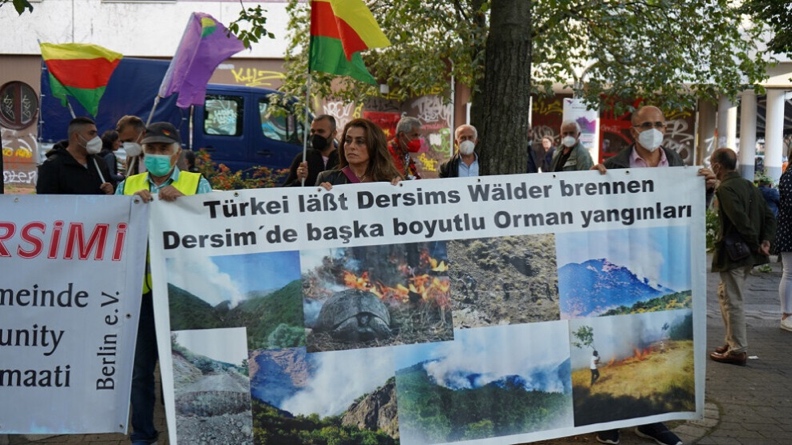 Διαμαρτυρία στο Βερολίνο κατά της πυρπόλησης των δασών του Κουρδιστάν
