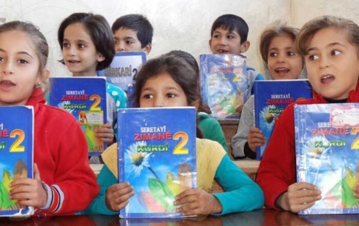 Η νέα σχολική περίοδος στη Ροζάβα ξεκινά με σχολικά βιβλία στα Κουρδικά, Αραβικά και Ασσυριακά