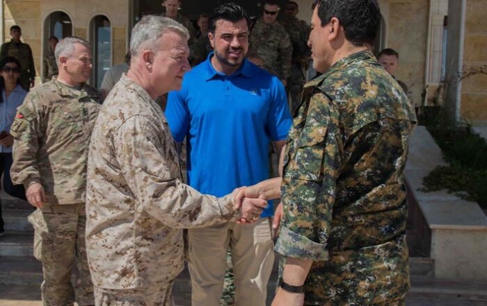 Ο Αμερικανός στρατηγός ΜακΚένζι συναντήθηκε με τον Μαζλούμ Αμπντί: Η υποστήριξη των ΗΠΑ στις SDF θα συνεχιστεί