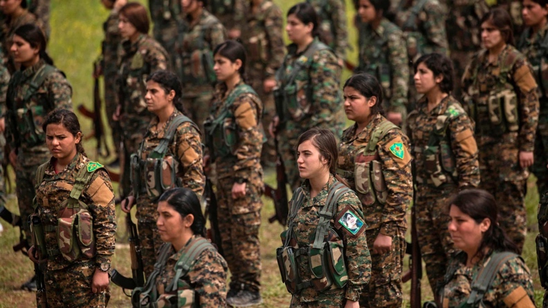 «Τώρα έχω έναν σκοπό»: γιατί όλο και περισσότερες Κούρδισσες γυναίκες επιλέγουν να πολεμήσουν