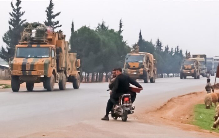 Η Τουρκία αναπτύσσει διακόσια στρατιωτικά οχήματα στη Συρία