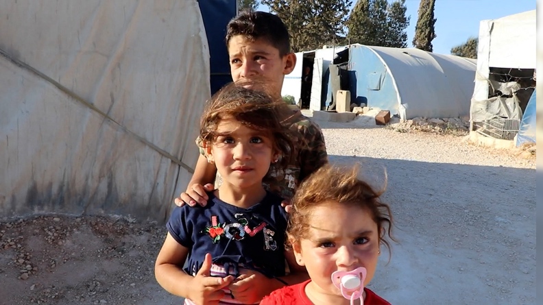 Βόρεια Συρία: Προσφυγόπουλα του Αφρίν αντιμετωπίζουν τον τέταρτο χειμώνα σε πρόχειρους καταυλισμούς