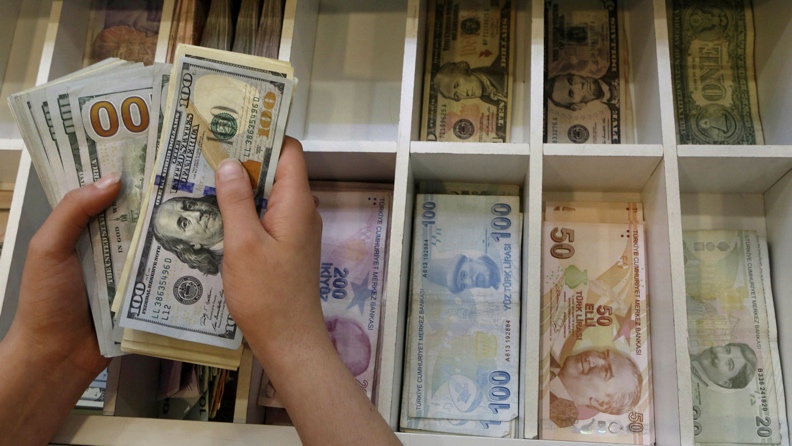 Τουρκία: Η υψηλή ισοτιμία του δολαρίου στη συμφωνία με το Κατάρ προκάλεσε νέα πτώση της τουρκικής λίρας