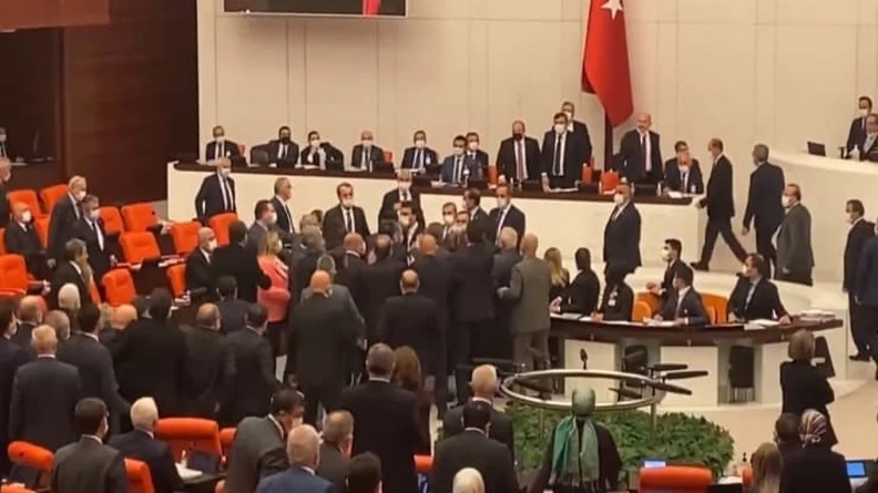 Τραγικές σκηνές στην τουρκική βουλή - πιάστηκαν στα χέρια