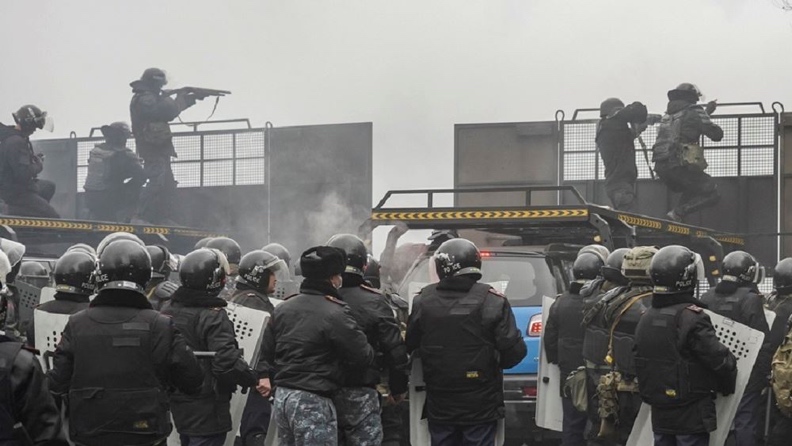 Καζακστάν: Στρατιώτες πυροβολούν εναντίον διαδηλωτών στο Αλμάτι