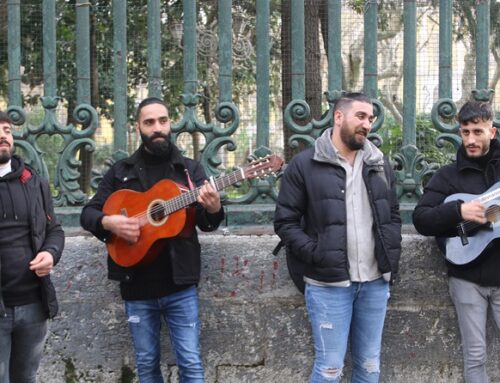 Κούρδοι πλανόδιοι μουσικοί αντιμετωπίζουν αστυνομική παρενόχληση στην πλατεία Ταξίμ της Κωνσταντινούπολης