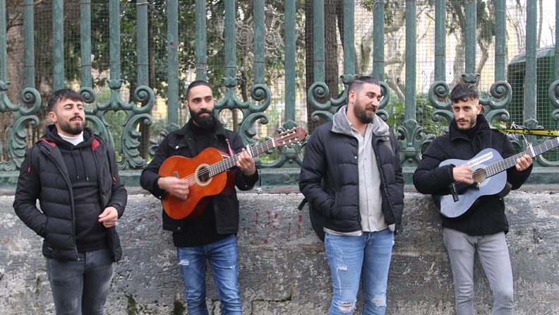 Κούρδοι πλανόδιοι μουσικοί αντιμετωπίζουν αστυνομική παρενόχληση στην πλατεία Ταξίμ της Κωνσταντινούπολης