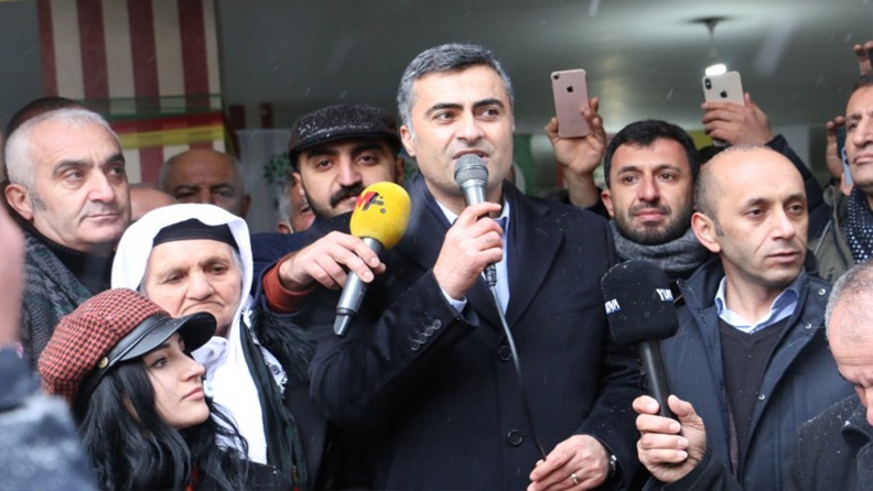 Κουρδική πόλη υποδέχεται τον βουλευτή της ο οποίος βγήκε πρόσφατα από τη φυλακή