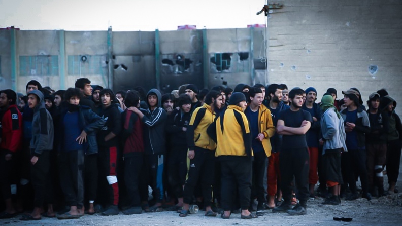 Νεαρά αγόρια που κρατούνταν στη Χασάκα μεταφέρονται εκτός της φυλακής, μετά το πέρας της διαμάχης με το ISIS