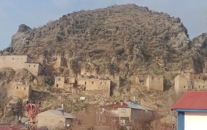 Το τουρκικό κράτος αφήνει ιστορικά πέτρινα σπίτια στην Τσουκουρτσά να καταστραφούν
