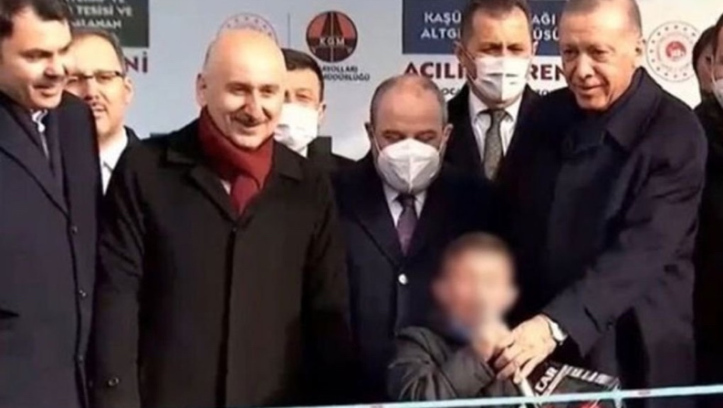 Ο Ερντογάν κρατά το μικρόφωνο σε παιδί που αποκαλεί τον αρχηγό της αξιωματικής αντιπολίτευσης «προδότη»