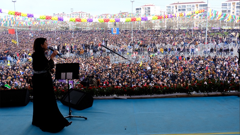 Νεβρόζ στο Ντιγιαρμπακίρ: Έμφαση στην ειρήνη από την συμπρόεδρο του HDP