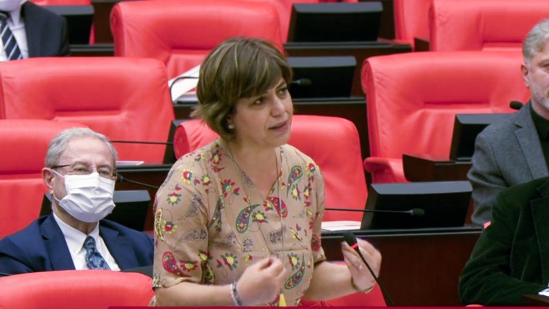 Απαγορευμένο φόρεμα εμφανίστηκε στο τουρκικό κοινοβούλιο