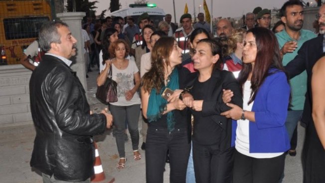 Η τουρκική αστυνομία επιτίθεται στην κηδεία Κούρδισσας πολιτικού