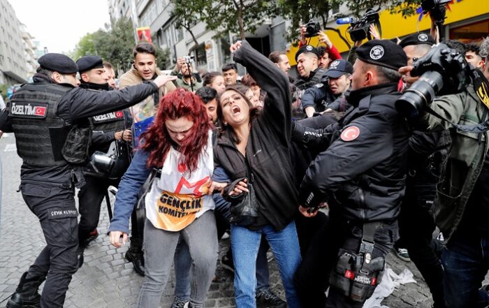 Η τουρκική αστυνομία συνέλαβε δεκάδες διαδηλωτές κατά τη διάρκεια αντιπολεμικής εκδήλωσης στην Κωνσταντινούπολη