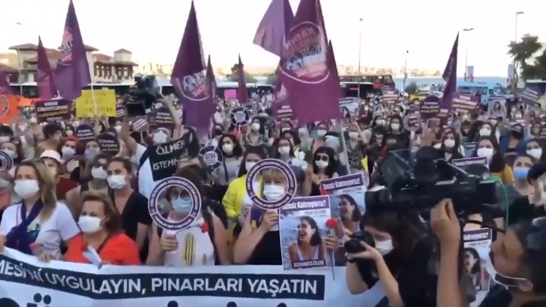 Οργάνωση της κοινωνίας των πολιτών στην Τουρκία διαμαρτύρεται κατά της γυναικοκτονίας που συνδέεται με το κράτος