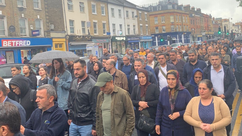 Μετά τη δολοφονία νεαρού Κούρδου στο Λονδίνο, εκατοντάδες πραγματοποίησαν διαμαρτυρία προς το αστυνομικό τμήμα