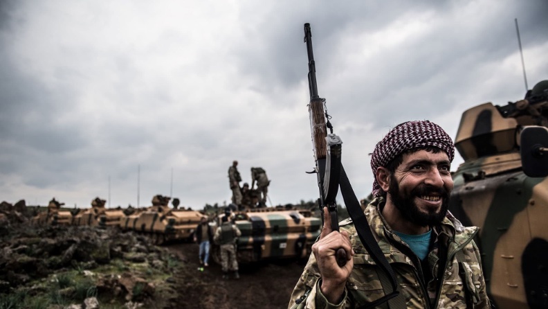 Τα τουρκικά στρατεύματα τρομοκρατούν Κούρδους χωρικούς με πραγματικά πυρά
