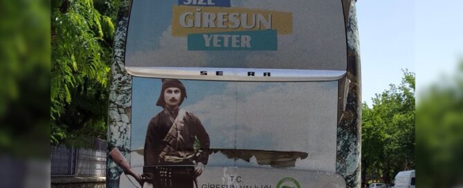 Ο γενοκτόνος των Ελλήνων Τοπάλ Οσμάν, σε διαφήμιση σε λεωφορεία στην Τουρκία