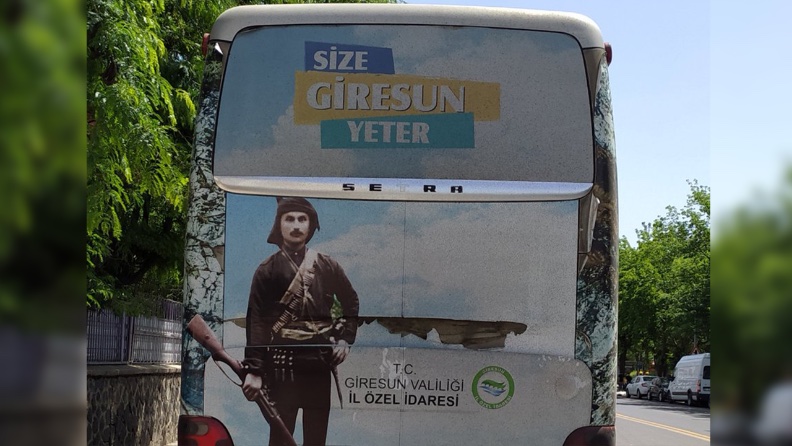 Ο γενοκτόνος των Ελλήνων Τοπάλ Οσμάν, σε διαφήμιση σε λεωφορεία στην Τουρκία
