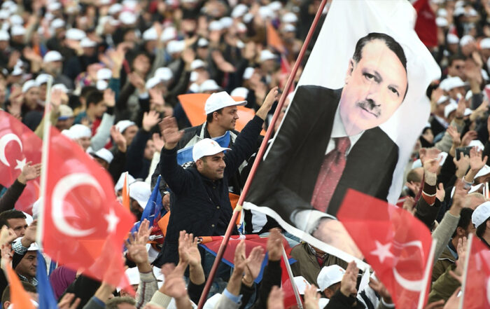 Αναλυτές υποστηρίζουν ότι ο Ερντογάν ελπίζει πως η εισβολή στη Συρία θα σώσει την προεκλογική εκστρατεία του