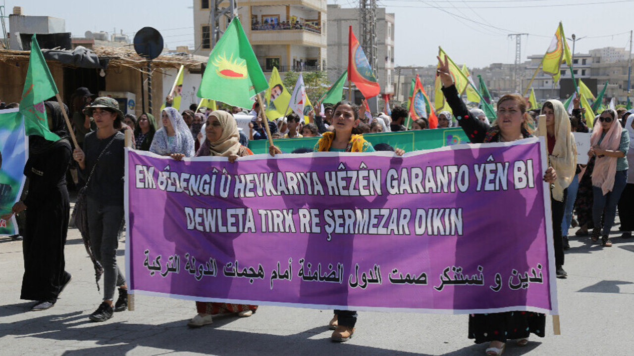 Μαζική διαδήλωση κατά των τουρκικών επιθέσεων στο Κομπάνι