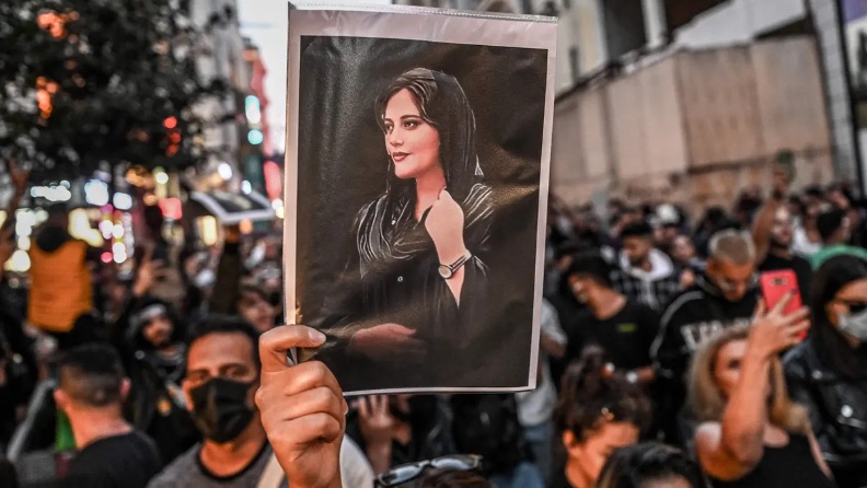 Ο θάνατος μιας Κούρδισσας θα φέρει την “άνοιξη” στο Ιράν;
