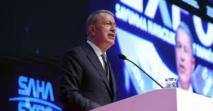 ΚΩΝΣΤΑΝΤΙΝΟΥΠΟΛΗ, ΤΟΥΡΚΙΑ - 25 ΟΚΤΩΒΡΙΟΥ: Ο Τούρκος υπουργός Εθνικής Άμυνας Χουλουσί Ακάρ εκφωνεί ομιλία κατά την τελετή έναρξης της Expo της Ένωσης Άμυνας και Αεροδιαστημικής (SAHA) στην Κωνσταντινούπολη, στις 25 Οκτωβρίου 2022.