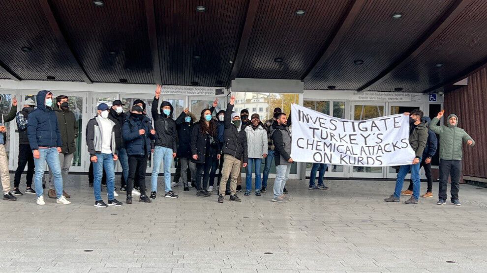 Διαδηλωτές έξω από τα κεντρικά γραφεία του ΣτΕ καταγγέλλουν τις τουρκικές επιθέσεις με χημικά