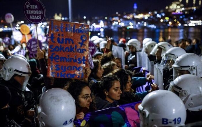 Η τουρκική αστυνομία εμποδίζει τις διαδηλώσεις γυναικών και συλλαμβάνει 200 γυναίκες