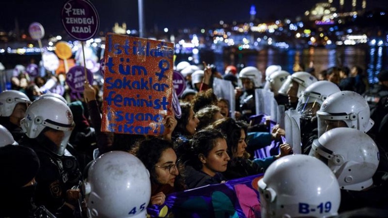 Η τουρκική αστυνομία εμποδίζει τις διαδηλώσεις γυναικών και συλλαμβάνει 200 γυναίκες