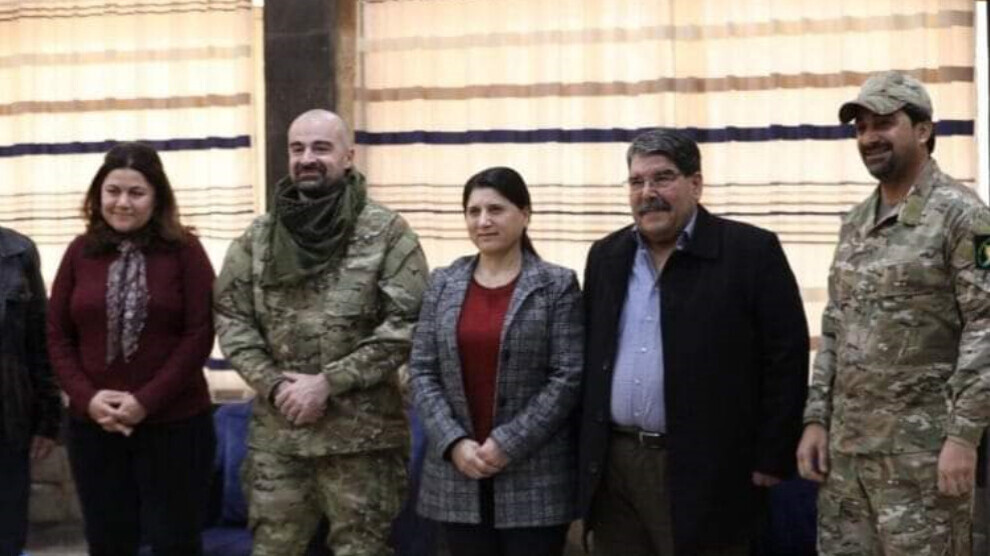 Ο ηγέτης της Πατριωτικής Ένωσης του Κουρδιστάν επισκέπτεται τη Βόρεια και Ανατολική Συρία